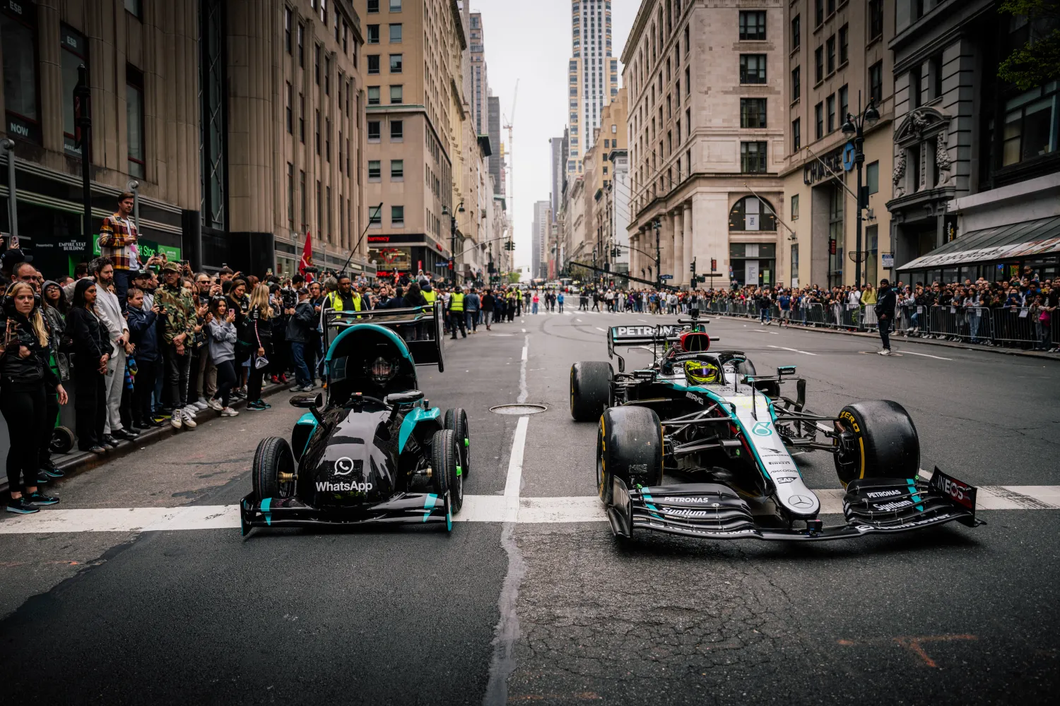 Om de komst van de nieuwe F1-emoji in WhatsApp te vieren, rijden deze 2 coureurs in een F1-auto door de straten van New York.